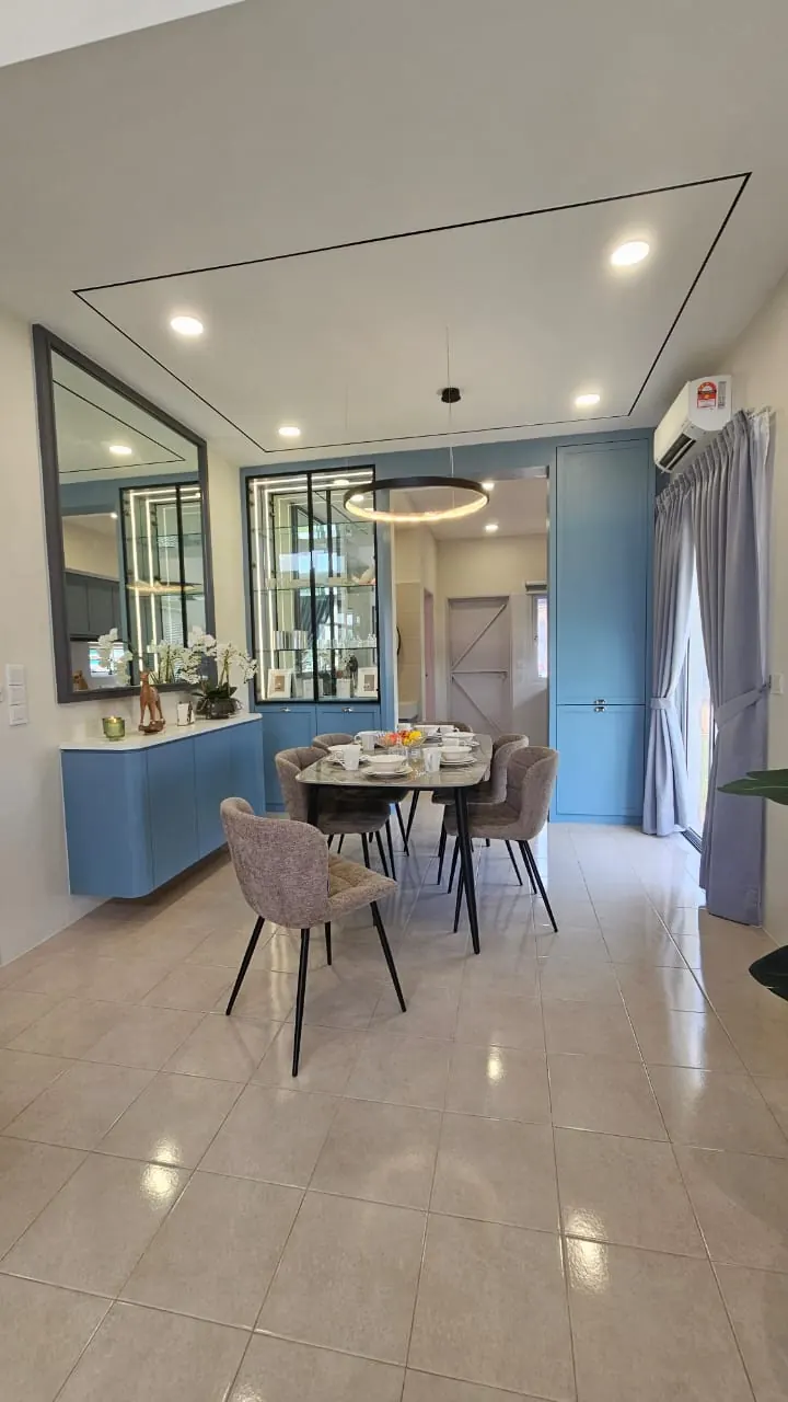 Ruang makan rumah contoh Lumina Bedong